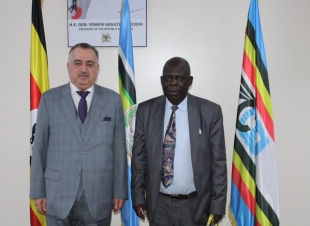 وكيل الوزارة للشؤون القانونية والمتعددة الأطراف يصل إلى العاصمة الأوغندية كمبالا  للمشاركة في الدورة ال19 لمؤتمر دول عدم الانحياز والدورة الثالثة لقمة دول الجنوب