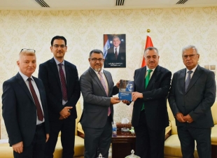 الوكيل البرزنجي يتلقى كتابًا من إعداد الدبلوماسي الدكتور هلمت غريب