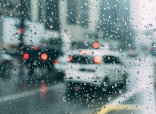  فيروس كورونا.. هل ينتقل عبر المطر؟