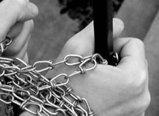 بسبب الهاتف النقال.. شخص يقيد ابنته بالسلاسل لمدة 23 يوما وشرطة بغداد تتدخل