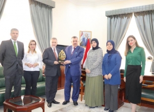 ‎السفير البرزنجي يتلقى درع تكريم من المستشار الاعلامي منير عثمان الطباع