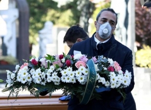 إصابة 17 من أسرة واحدة بـ