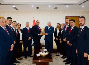 السفير البرزنجي يتلقى درع (عرفاناً وتقدير) من موظفي ملحق دورة التأهيل الدبلوماسي 2022