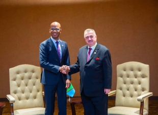 وكيل وزارة الخارجية للشؤون متعددة الأطراف والشؤون القانونية يلتقي وزير خارجية تنزانيا