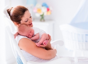 دراسة جديدة : العناق أفضل من الدواء بالنسبة للأطفال