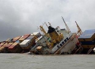 وفد من السفارة العراقية في الرياض يتفقد طاقم السفينة التي تعرضت للغرق