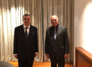 وزير الخارجية  يصل مطار حمد الدولي في  قطر، وكان في استقباله سفير جمهورية العراق عمر البرزنجي 