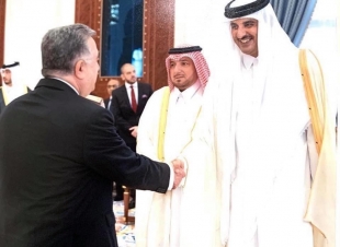 سمو أمير دولة قطر الشيخ تميم بن حمد آل ثاني أثناء استقباله السفراء المعتمدين في قطر في عيد الأضحى المبارك في السنة الماضية