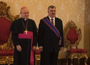 قداسة البابا فرنسيس يمنح السفير البرزنجي وسام ونوط الفارس