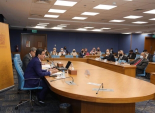 السفير عمر البرزنجي يحضر ندوه نقاشية لوزير الخارجية وشؤون المغتربين اليمني