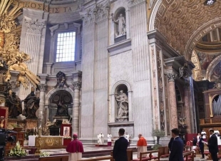 دون مصلين.. البابا يحتفل بعيد الفصح