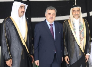 السفير عمر البرزنجي السيد وزير الثقافة والرياضة لدولة قطر الشقيقة سعادة صلاح بن غانم بن ناصر العلي ويقدم له اجمل التهاني بمناسبة زواج نجله السيد غانم