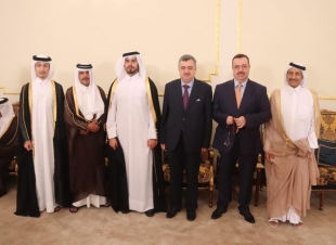 السفير البرزنجي والسيد النائب الأسبق في برلمان كوردستان العراق الشيخ منصور الشيخ كاكه الشيخ عبد الكريم البرزنجي يشاركان الشيخ حمد بن جاسم آل ثاني مناسبة حفل الزفاف لنجله الشيخ محمد آل ثاني