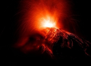 شاهد.. اللحظات الأولى لثوران أكبر بركان في أوروبا