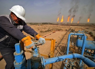 النفط يواصل المكاسب ويقترب من عتبة الـ 60 دولاراً