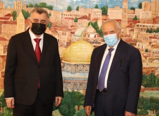 السفير عمر البرزنجي  يوقع على سجل التعازي لسفارة دولة فلسطين الشقيقة لدى دولة قطر الشقيقة