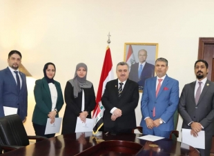 السفير عمر البرزنجي يهنئ عدد من موظفي سفارة جمهورية العراق لدى الدوحة