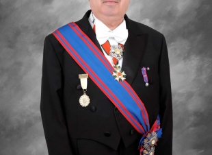 هل ادلكم على مرشح تسوية  لرئاسة جمهورية العراق يقف على مسافة واحدة من الجميع  السفير عمر البرزنجي