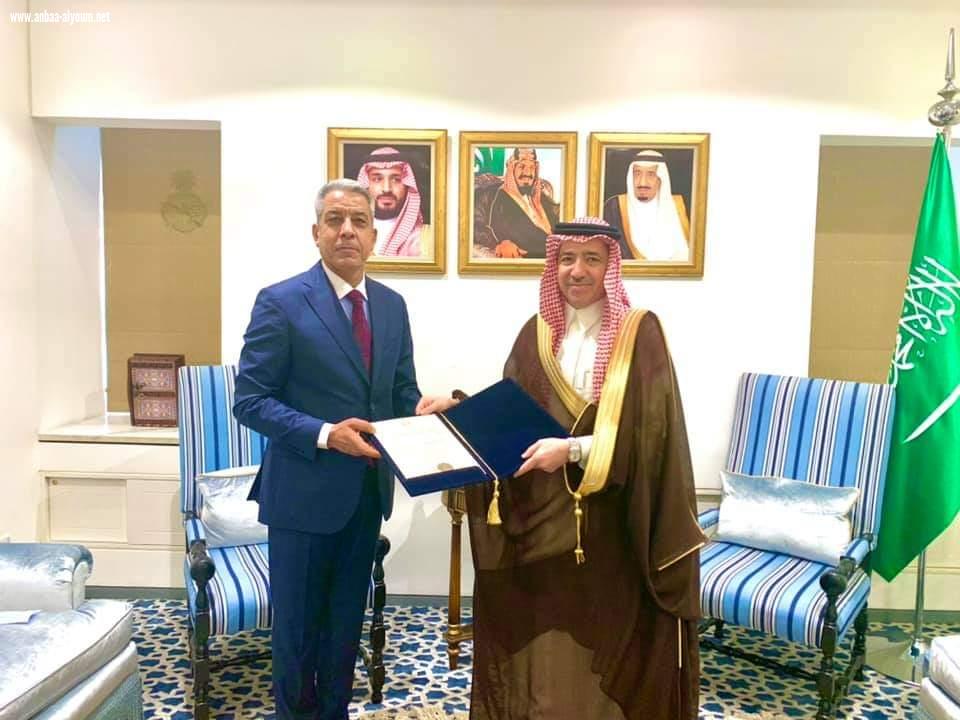 سفير جمهورية العراق يقدم نسخة من أوراق اعتماده سفيراً مقيماً ومفوضاً فوق العادة لدى المملكة العربية السعودية الشقيقة