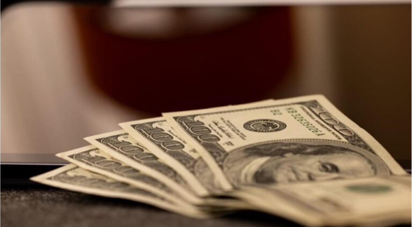 قائمة صباحية بأسعار صرف الدولار في بغداد وأربيل والبصرة