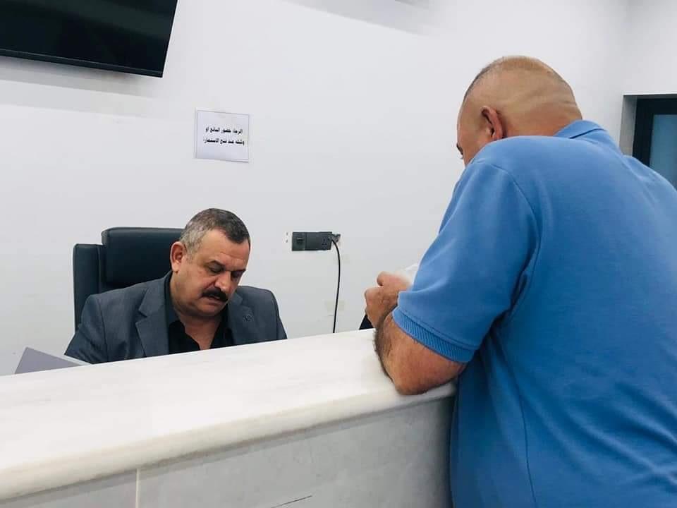 المهندس عمار اسعد علوي  معاون مدير عام دائرة بلديه الكراده …..يتابع سير معاملات المواطنين في استعلامات الدائره البلديه ويستمع لجميع الشكاوى