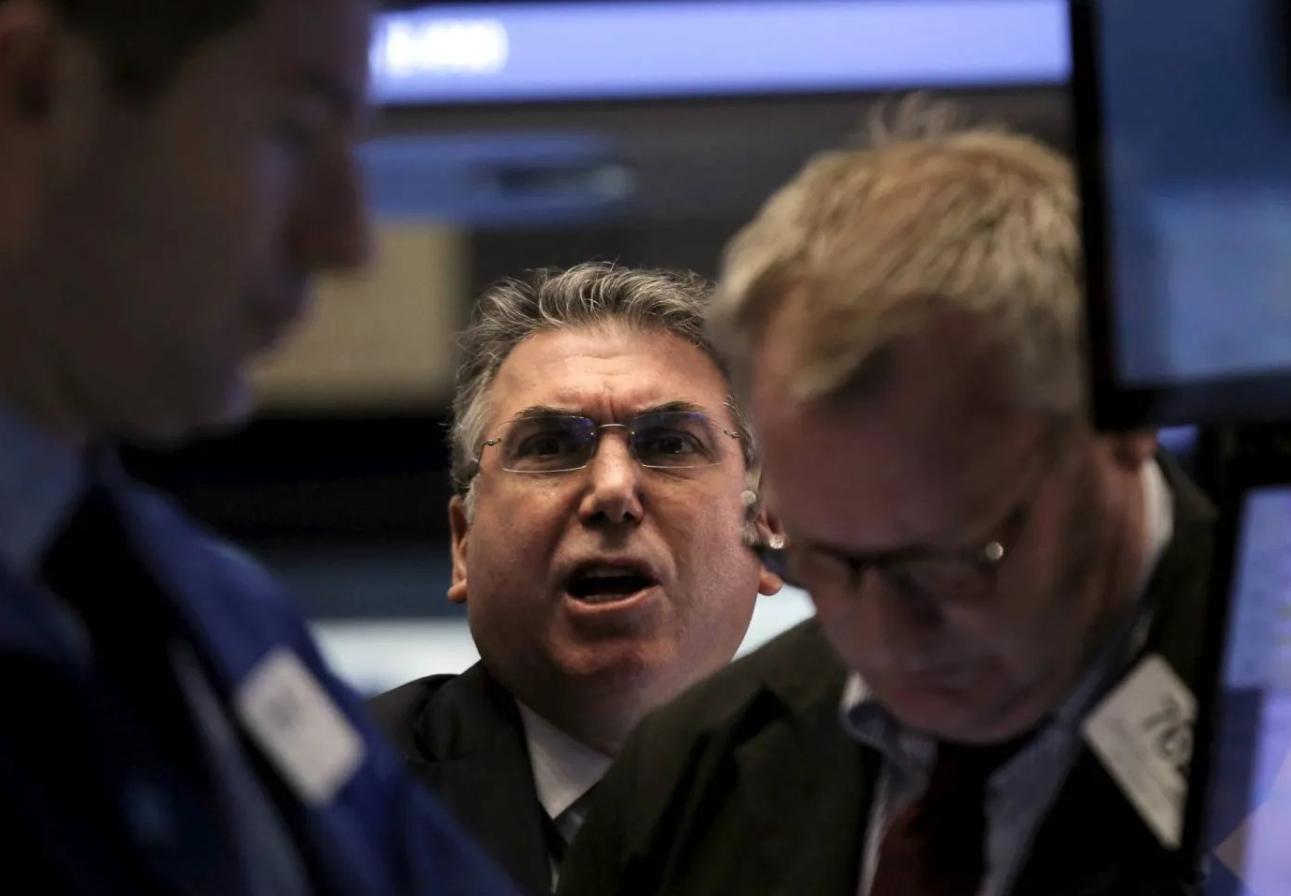 هدنة الـ 5 أيام تهبط بالنفط 15% وتقلب موازين الأسهم العالمية