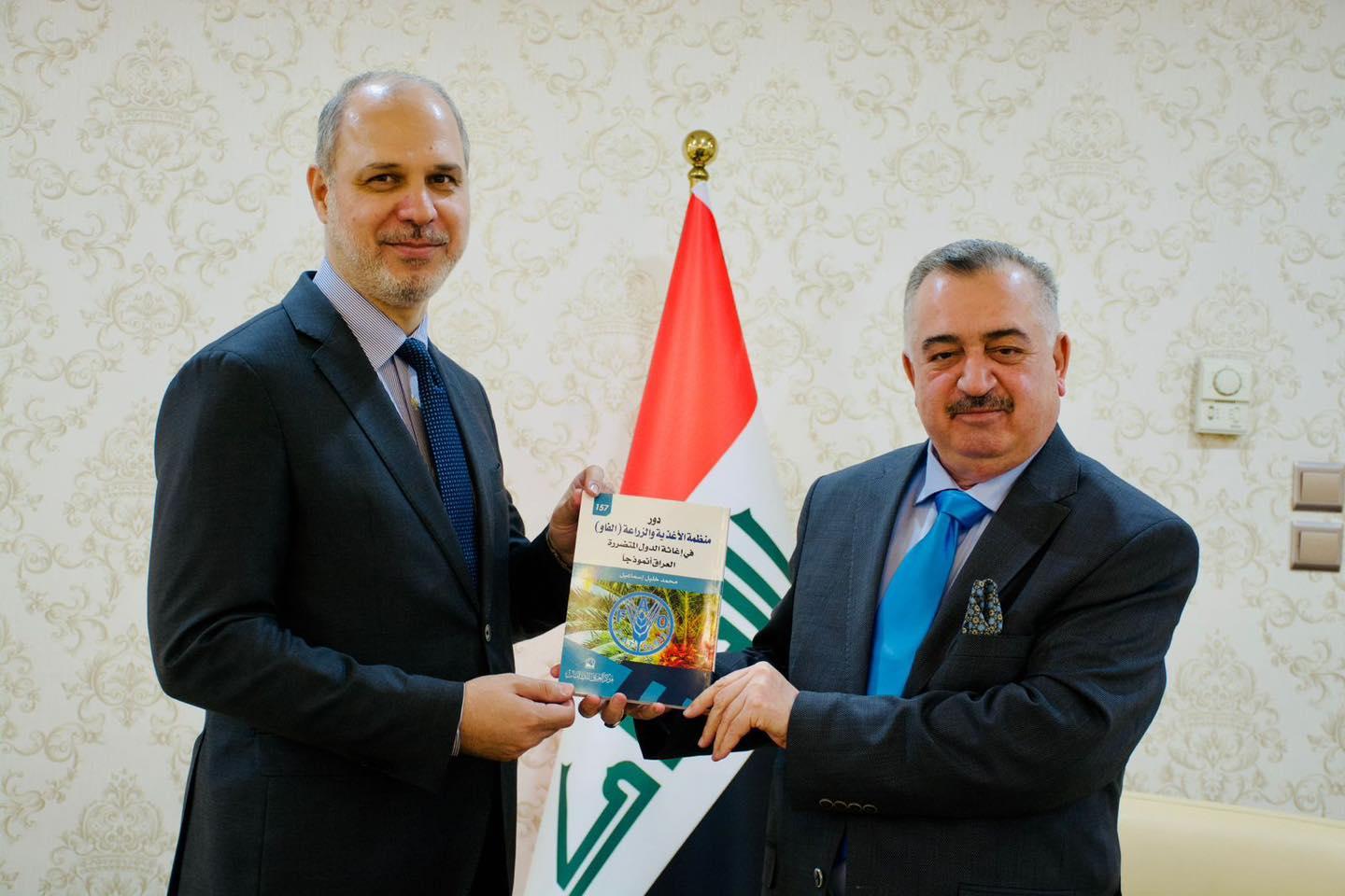 الوكيل البرزنجي يتلقى كتابًا من إعداد الدبلوماسي محمد خليل إسماعيل بعنوان (دور منظمة الأغذية والزراعة (الفاو) في إغاثة الدول المتضررة - العراق إنموذجًا)