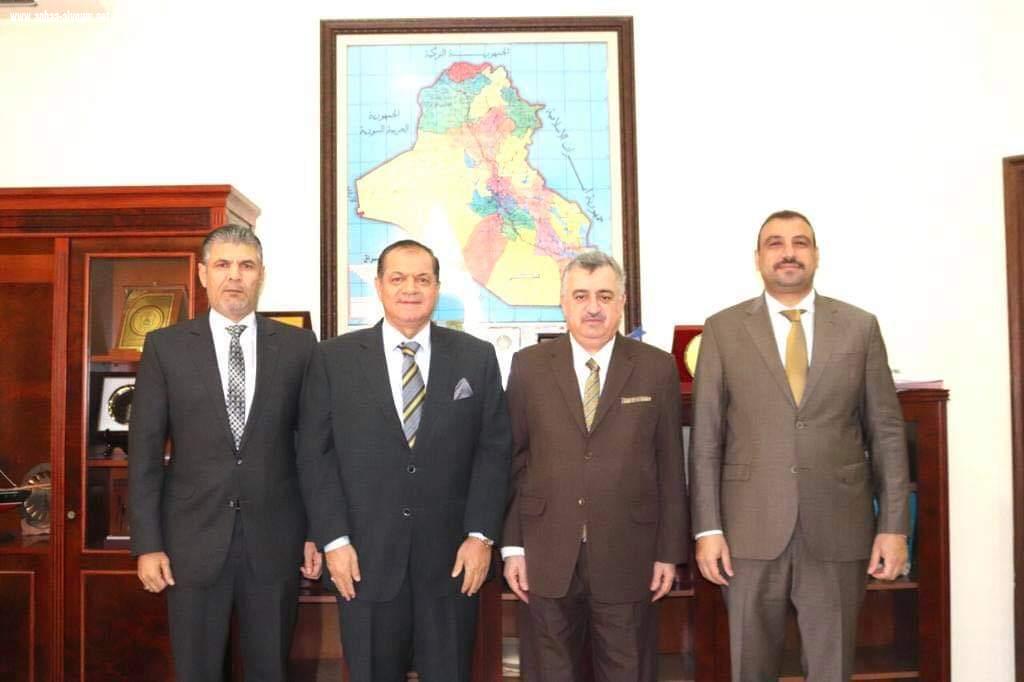 السفير عمر البرزنجي سفير جمهورية العراق في الدوحة يستقبل الكابتن حسين سعيد لاعب المنتخب العراقي السابق