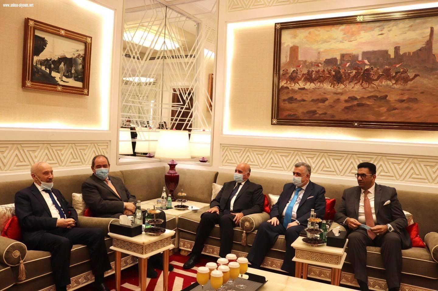 وزير الخارجيَّة يلتقي نظيره الجزائري ويبحث معه الملفات الثنائيّة المهمة، والقضايا ذات الاهتمام المُشترك