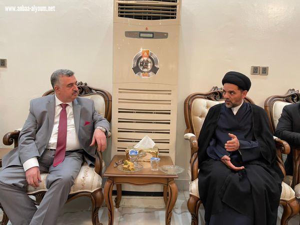 السفير عمرالبرزنجي يزور السيد حسن الحكيم في بيته بالنجف الأشرف .