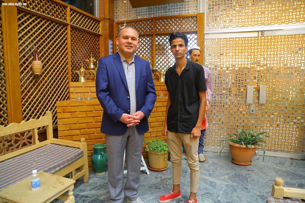 كرم امين بغداد المعمار علاء معن احد عمال النظافة الذي تفوق بدراسته وحقق معدل ( ٩٦) في امتحانات الباكالوريا للدراسة الاعدادية النهائية