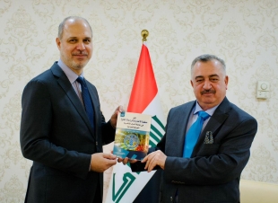 الوكيل البرزنجي يتلقى كتابًا من إعداد الدبلوماسي محمد خليل إسماعيل بعنوان (دور منظمة الأغذية والزراعة (الفاو) في إغاثة الدول المتضررة - العراق إنموذجًا)