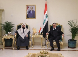 البرزنجي يسقبل الضيوف المعزين في دار سكنه في العاصمة القطرية الدوحة