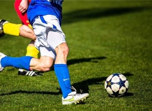 رغم تفشي كورونا.. بلدان لم تتوقف فيها كرة القدم