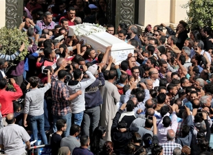 فنان مصري يفتح مقابر أسرته لدفن ضحايا كورونا 